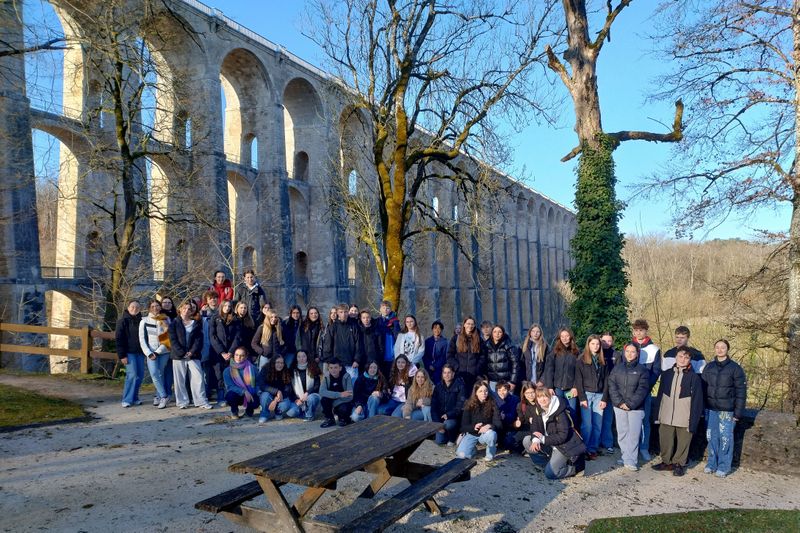 1 Gruppenfoto vor dem Viadukt